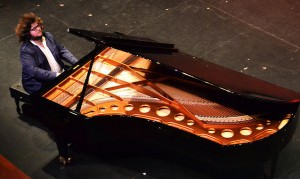 Ambrosio Valero durante un recital