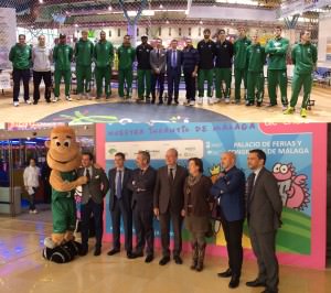 El Alcalde de Málaga y los jugadores de Unicaja CB durante la presentación del stand de Unicaja Campus en MIMA