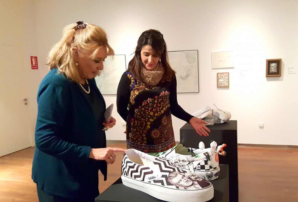 Dolores Cano,Dolores Cano, Directora General de la Fundación Bancaria Unicaja y Emilia Garrido, Coordinadora de la exposición, observan una de las obras exhibidas