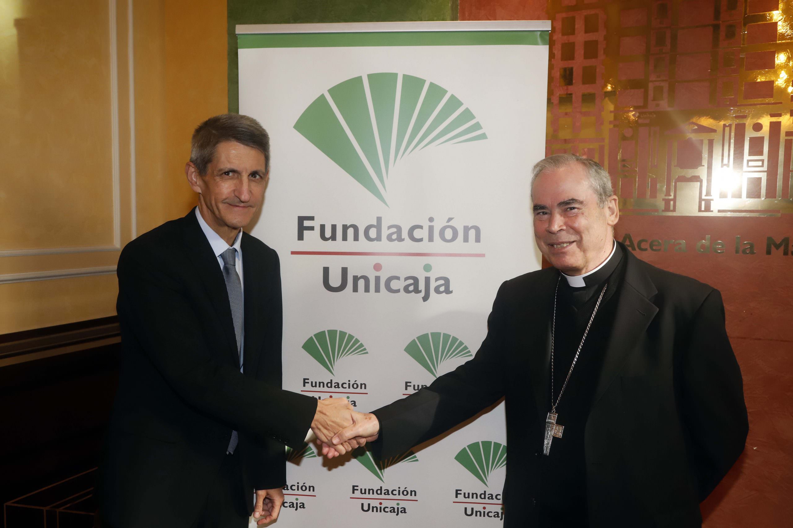 El presidente de la Fundación Bancaria Unicaja, José M. Domínguez y el obispo de Málaga, Jesús Catalá