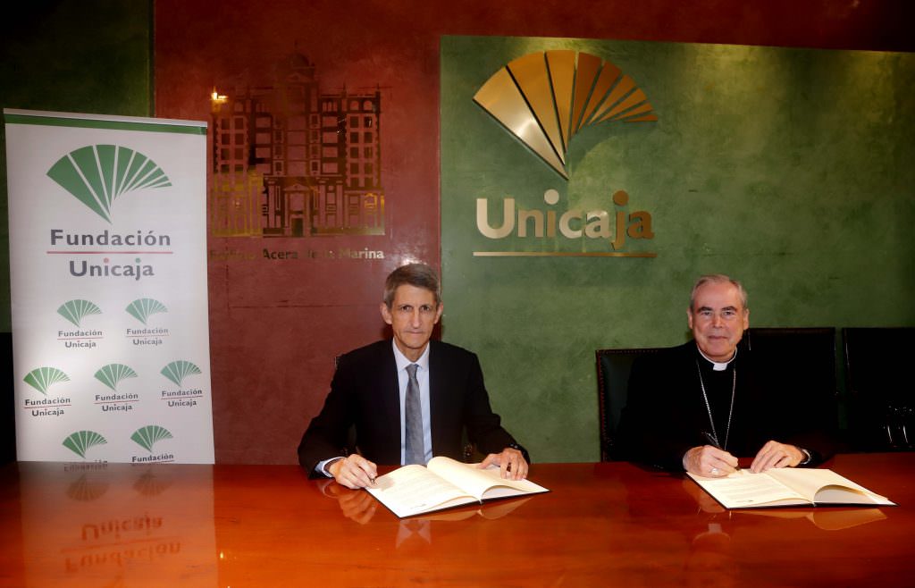 El presidente de la Fundación Bancaria Unicaja, José M. Domínguez y el obispo de Málaga, Jesús Catalá