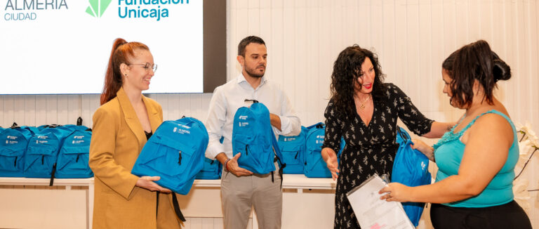 Fundación Unicaja y el Ayuntamiento de Almería entregan más de 420 kits de material escolar a familias en situación de vulneralibidad social   