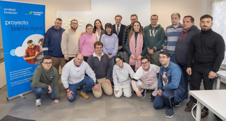 Fundación Unicaja y Fundación Randstad impulsan la iniciativa Brecha Digital para la inclusión de personas con discapacidad en Andalucía