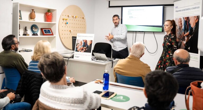 Fundación Unicaja impulsa la formación digital y tecnológica de más de 300 mayores en Andalucía