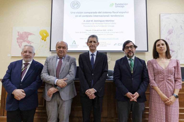 El presidente de Fundación Unicaja imparte una conferencia sobre el sistema fiscal español en la Universidad de Granada