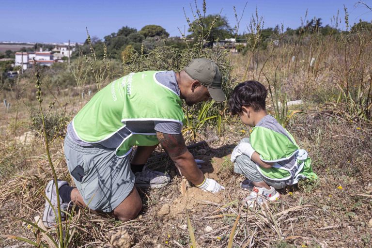 Plantacion arboles un niño un arbol - Unicaja 26 copia