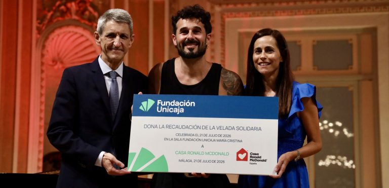 Fundación Unicaja entrega la recaudación de su velada solidaria con Antoñito Molina a la Casa Ronald McDonald